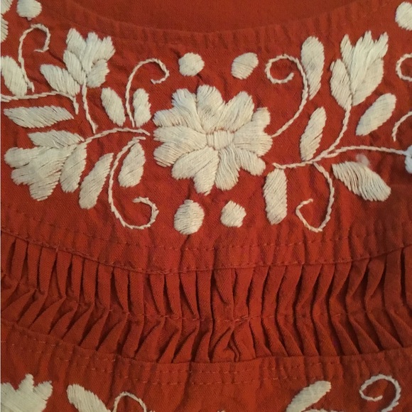 El Interior Hand-Embroidered Blouse. Burnt orange armpit to armpit 24”Sleeve 19” - Picture 3 of 4
